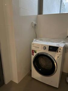 uma máquina de lavar roupa num canto de um quarto em Luxurious 3-Bedroom in Hulhumalé em Hulhumale