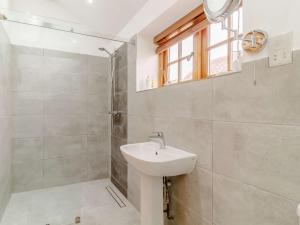 Bilik mandi di 1 Bed in Burgh St Peter 90192 +18 gambar