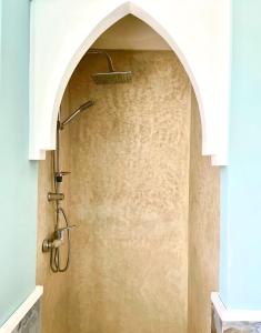 um chuveiro numa casa de banho com um arco em La Finca - 3BR Seaside Villa with Private Pool & BBQ em Tânger