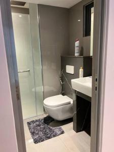 uma casa de banho com um chuveiro, um WC e um lavatório. em Luxurious 3-Bedroom in Hulhumalé em Hulhumale