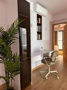 biuro z biurkiem, krzesłem i rośliną w obiekcie Luxurious 3-Bedroom in Hulhumalé w mieście Hulhumale