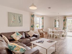 Posezení v ubytování 3 Bed in Newport 90246 + 13 fotografií