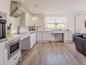 Η κουζίνα ή μικρή κουζίνα στο 4 Bed in Newport 90249