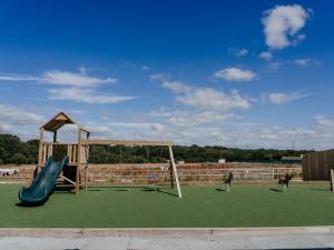 un parque infantil con un tobogán y un tobogán en 4 Bed in Newport 90251, en Newport