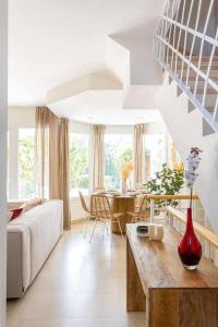 salon z kanapą i stołem w obiekcie Sunny Home w mieście Benalmádena