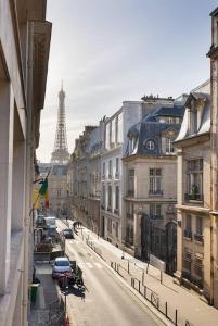 a city street with a view of the eiffel tower at La Perle de Kléber in Paris