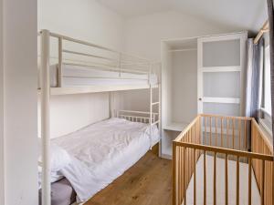 新港的住宿－3 Bed in Newport 90253，一间卧室设有双层床和楼梯。