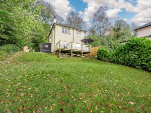 una casa con césped delante en 3 Bed in Keswick 90266, en Applethwaite