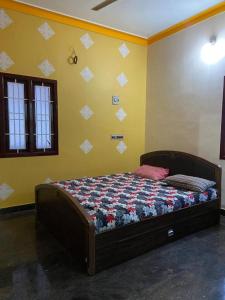 1 dormitorio con 1 cama en una habitación en Royal Experiences Peters Villa House, en Kuttālam