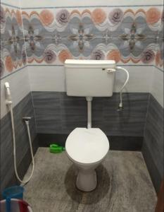 baño con aseo blanco en una habitación en Royal Experiences Peters Villa House, en Kuttālam