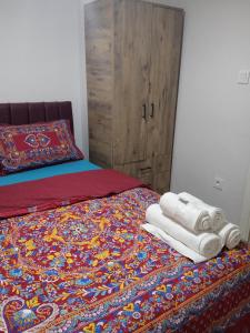 Tempat tidur dalam kamar di Hisar Apartments