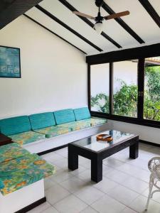 a living room with a couch and a coffee table at Praia de Geribá C 4 in Búzios