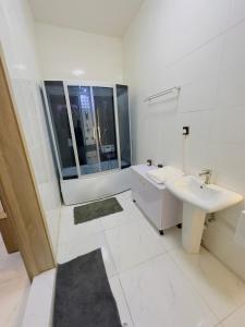 Bilik mandi di Golden Domicile Apartment - Lekki