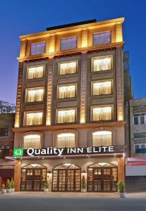 Un edificio alto con un letrero de élite de una posada universitaria. en Quality Inn Elite, Amritsar en Amritsar