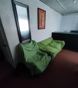 Habitación con camas verdes en una habitación con ventana en Casa yeici, en Viña del Mar