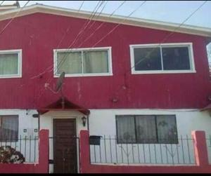 una casa roja y blanca con una roja en Casa yeici, en Viña del Mar