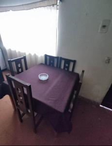 uma mesa e cadeiras com um prato em cima em Casa yeici em Viña del Mar