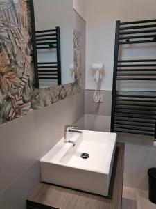 Kamar mandi di Hotel Del Borgo