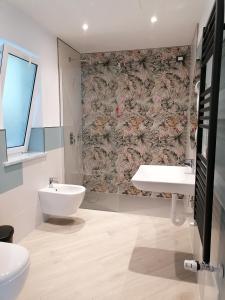 Kamar mandi di Hotel Del Borgo