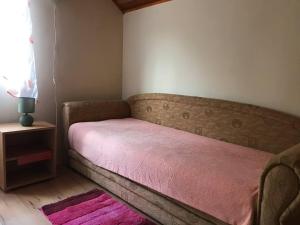 sypialnia z łóżkiem z różowym kocem w obiekcie Kumbor View Cosy apartment w mieście Kumbor