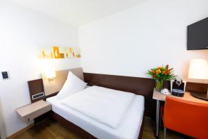 Un pat sau paturi într-o cameră la Hotel Alfa
