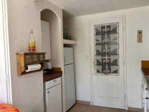 een keuken met een deur en een wijnrek bij Studio Lou Rigaou in Comps-sur-Artuby