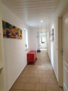 un corridoio con una panchina rossa in una stanza di Ferienhaus Erlengrund a Staphel