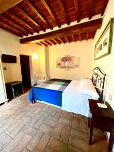 1 dormitorio con 1 cama grande en una habitación en Capanna 1826 en San Gimignano