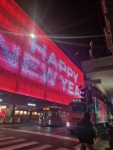 una señal roja que dice feliz año nuevo en un edificio en E&A en Roma