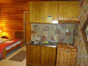 卡拉夫里塔的住宿－eco faraggi，小屋内设有带水槽的厨房和一张床