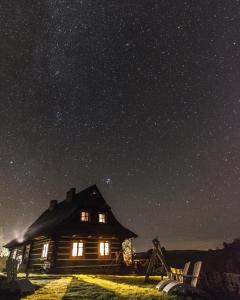a cabin under a starry sky at night at Maciejewka in Zahoczewie