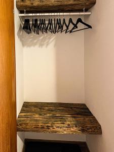 Spitzen Blicke – Apartments في سيلبيرتال: خزانة مع مقاعد خشبية ورفوف للنبيذ