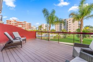 uma varanda com duas cadeiras e palmeiras em Apartamento Gran Terraza Vistas Mar em Pilar de la Horadada