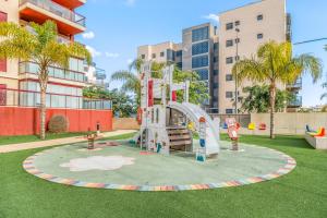 um parque infantil com escorrega num parque em Apartamento Gran Terraza Vistas Mar em Pilar de la Horadada