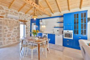 Kuchyňa alebo kuchynka v ubytovaní Villa Flower Blue / Kalkan