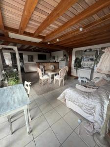 - un salon avec un lit et une table dans l'établissement La maisonnette de Cancan, à Mont-près-Chambord