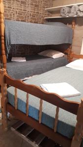 een paar bedden naast elkaar bij Pororoca_rosa in Imbituba