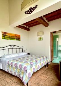 um quarto com uma cama num quarto em Capanna 1826 em San Gimignano