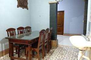 a dining room with a table and chairs at Private Bali Artifac GuestHouse in Singaraja
