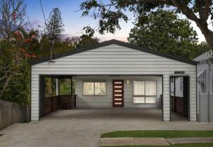 布里斯班Relaxation 2BR/1.5BA House w Parking near Beach的一个带车库的房子