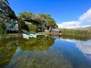 una casa sull'acqua con dentro delle barche di Moontide Riverside Lodge a Wilderness