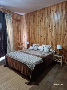 1 dormitorio con 1 cama y paredes revestidas de madera en Coffee&Bed Tenerife Dreams, en Santa Cruz de Tenerife