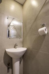 een badkamer met een wastafel en een spiegel bij THE HOTEL DIAMOND in Ghaziabad