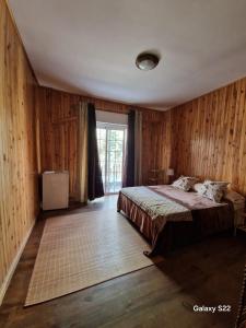 1 dormitorio con paredes de madera, 1 cama y ventana en Coffee&Bed Tenerife Dreams en Santa Cruz de Tenerife
