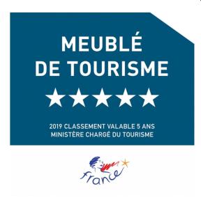 Un signe bleu avec les étoiles et les mots «tourisme mobile» dans l'établissement L'apart'83 - T2 classé 5 étoiles - Belle vue sur la baie du Lazaret, à Saint-Elme