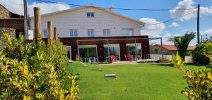 a house with a lawn in front of it at Hotel Gastronómico Gandainas in Riós