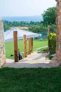 uma entrada para um jardim com uma cerca de madeira em Hotel Gastronómico Gandainas em Riós