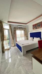 a bedroom with a large bed in a room at Appartement famille 03 chambres in Douala