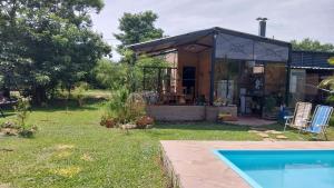 uma casa com piscina num quintal em La casita del lago em Ypacarai