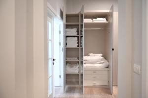 En eller flere senge i et værelse på Umbrella Street Center Luxury 2 Bedroom